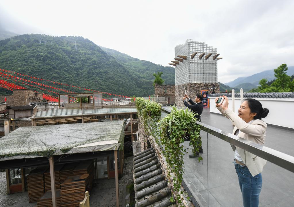 新華全媒+丨15年后，他們再次回到曾經(jīng)奮戰的地方