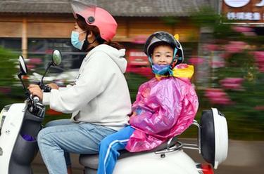 新華全媒+丨世上只有媽媽好&mdash;&mdash;特教學(xué)校里的陪讀母親