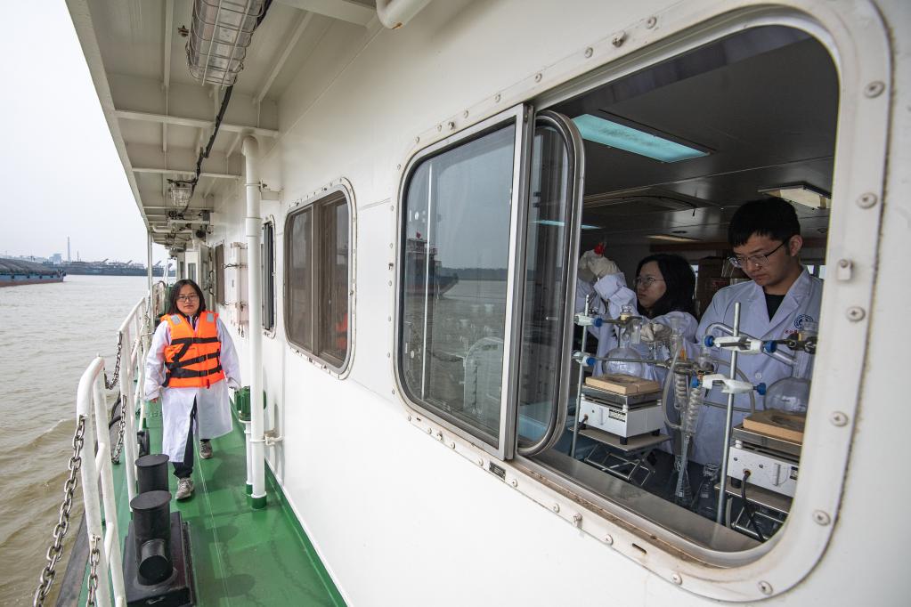 新華全媒+丨為長(cháng)江生態(tài)&ldquo;把脈&rdquo;的&ldquo;移動(dòng)實(shí)驗室&rdquo;