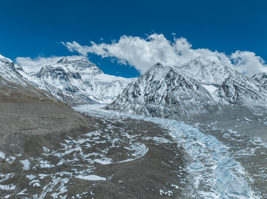 新華全媒+丨現場(chǎng)直擊！零距離感受珠峰腳下的冰川