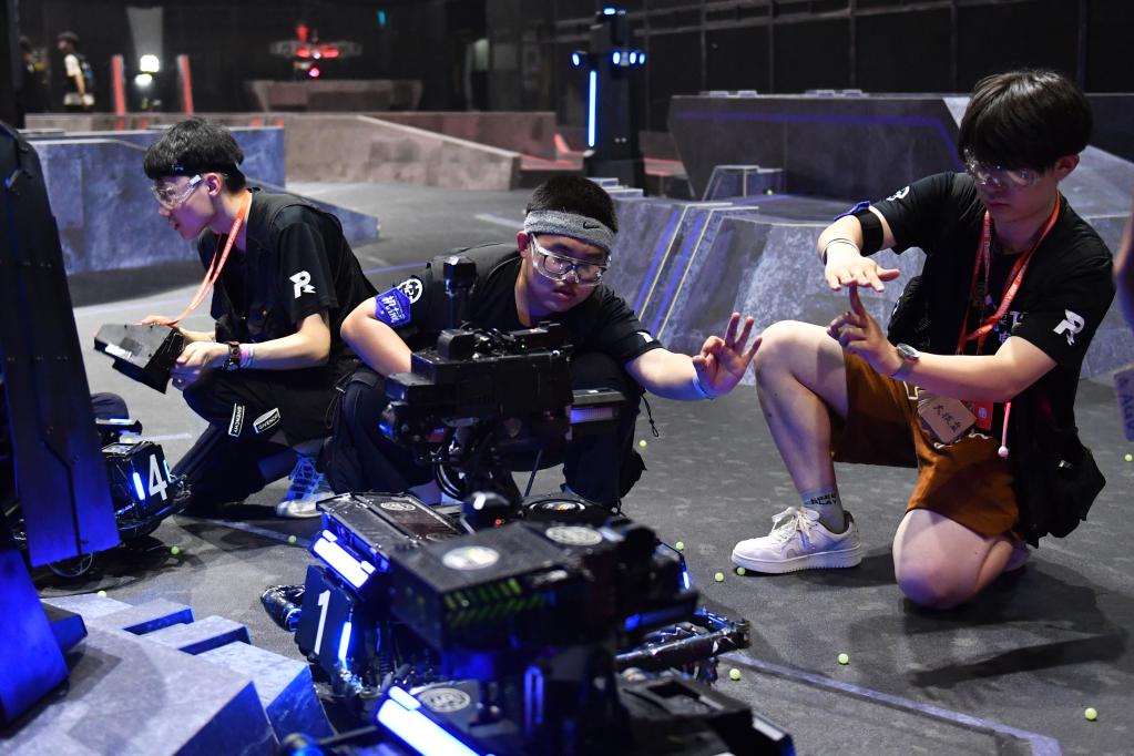 新華全媒+丨科技感滿(mǎn)滿(mǎn)！千名&ldquo;機甲大師&rdquo;&ldquo;戰長(cháng)沙&rdquo;