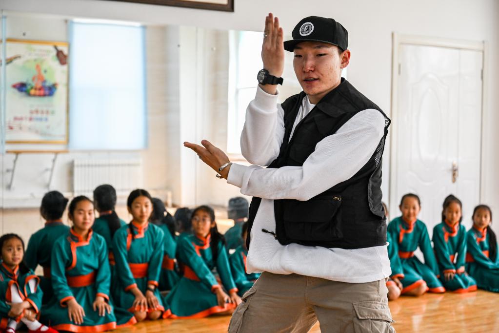 烏蘭牧騎牽手&ldquo;小小烏蘭牧騎&rdquo;迎&ldquo;六一&rdquo;