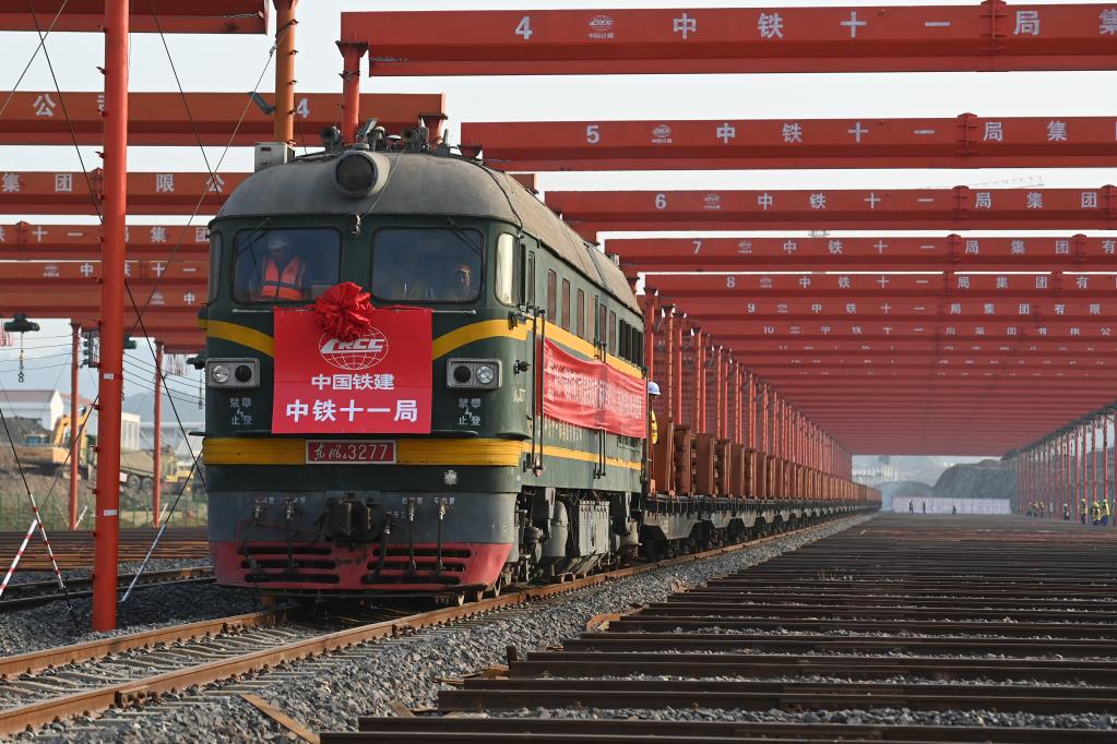 杭溫鐵路首列長(cháng)軌安全進(jìn)場(chǎng)