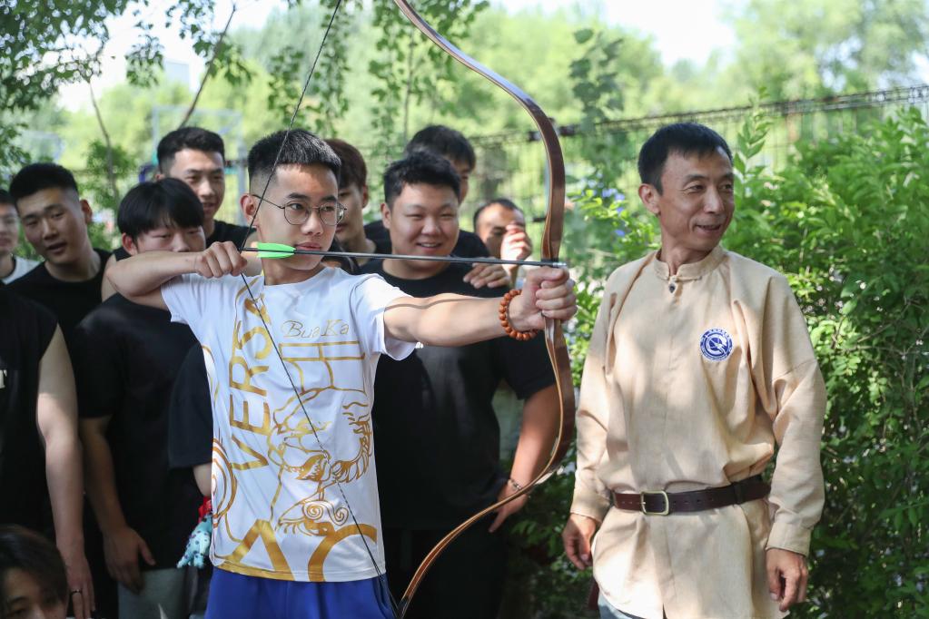 沈陽(yáng)：傳統弓箭體驗進(jìn)高校
