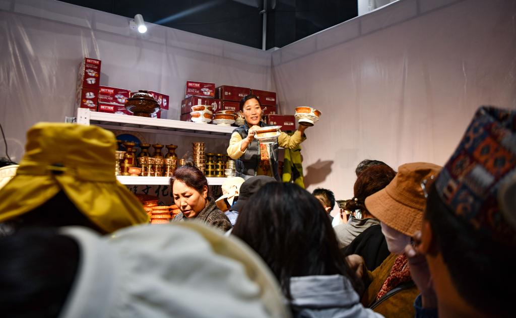 新華全媒+丨藏博會(huì )上各地手工產(chǎn)品爭奇斗艷