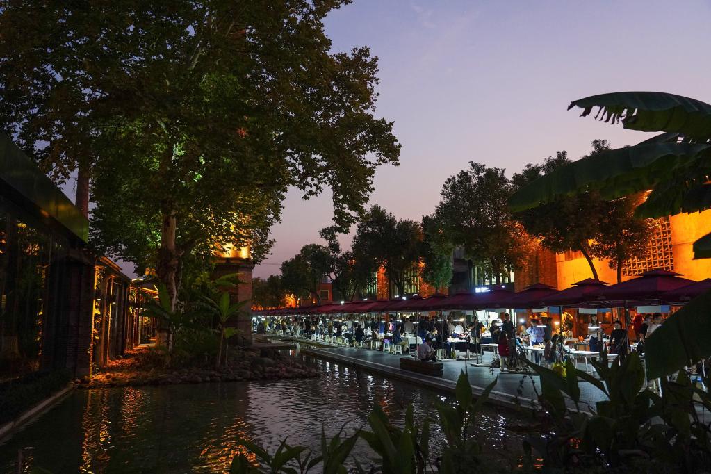 新華全媒+丨解碼文化自信的城市樣本丨景德鎮：工業(yè)遺存之上，城市活起來(lái)