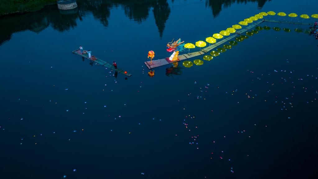 新華全媒+丨我們的端午&mdash;&mdash;千年古鎮舞&ldquo;三燈&rdquo;