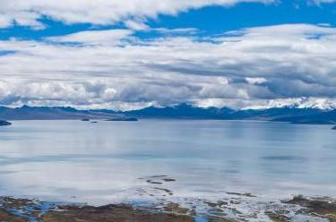 西藏：夏日普莫雍錯美景如畫(huà)