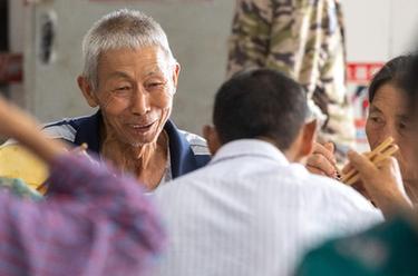 新華全媒+丨重慶萬(wàn)州：安置長(cháng)灘鎮受災居民