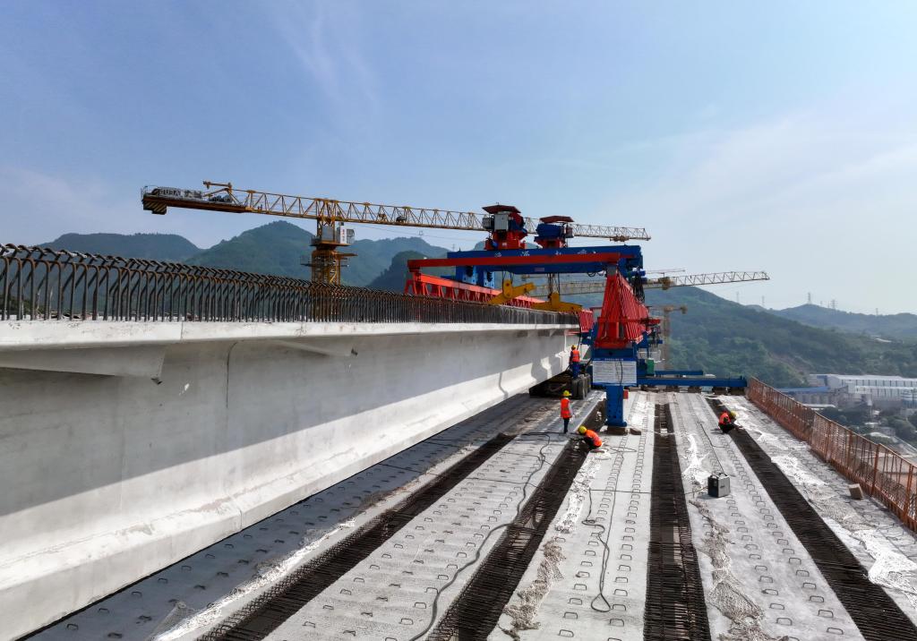 重慶北碚:高速公路橋梁架設忙