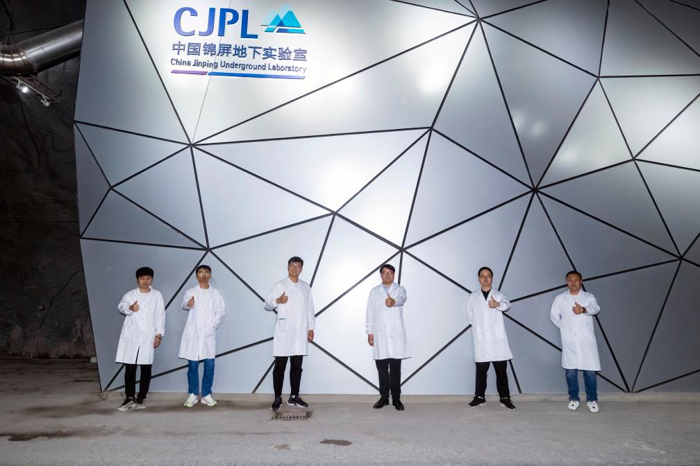 新華全媒+&middot;新時(shí)代中國調研行&middot;長(cháng)江篇丨2400米極深地下！他們追尋宇宙&ldquo;魅影&rdquo;