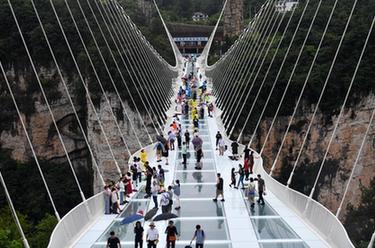 湖南張家界：旅游業(yè)持續&ldquo;升溫&rdquo; 景區迎客流高峰