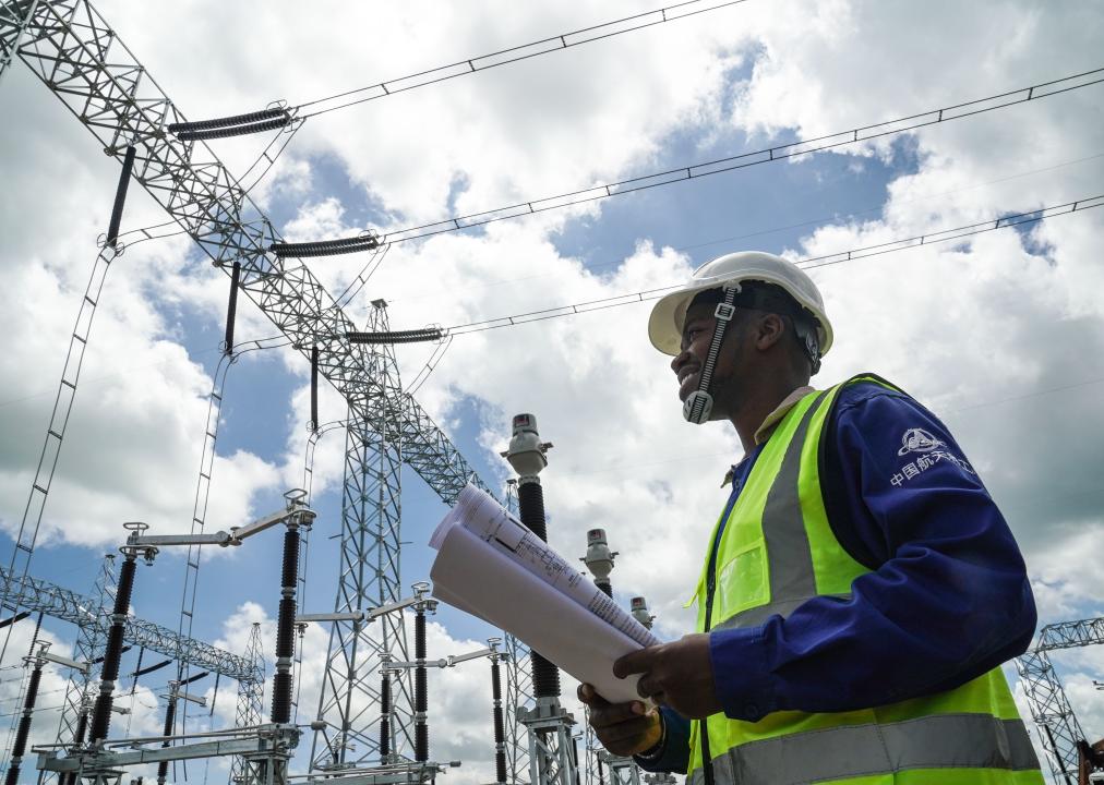 &ldquo;一帶一路&rdquo;故事繪丨在孔扎變電站，肯尼亞青年實(shí)現電氣工程師夢(mèng)想