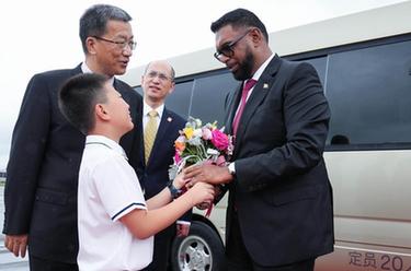 成都大運會(huì )丨來(lái)華出席成都大運會(huì )開(kāi)幕式并訪(fǎng)問(wèn)的圭亞那總統阿里抵達四川省成都市