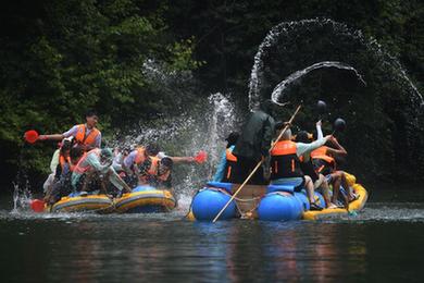 湖南郴州：&ldquo;親水游&rdquo;清涼一夏