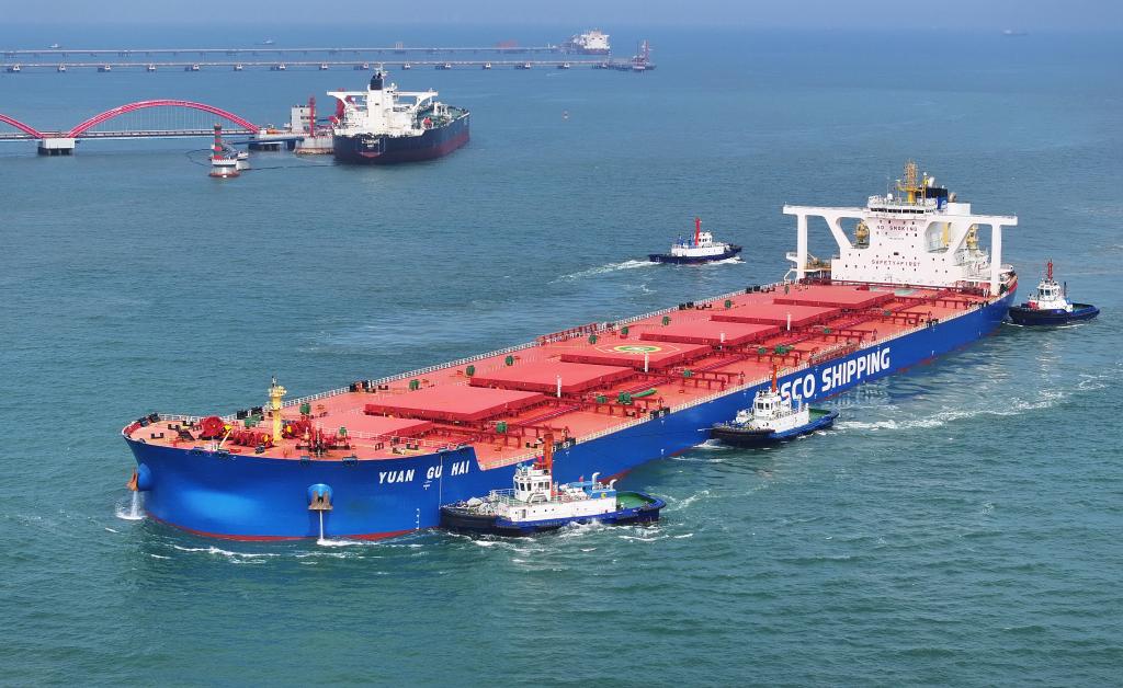 河北曹妃甸港區：40萬(wàn)噸&ldquo;巨無(wú)霸&rdquo;礦船滿(mǎn)載靠泊