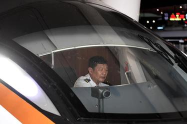 新華全媒+丨007號動(dòng)車(chē)組司機在京津城際堅守的15年