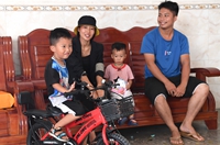 國道之行 從雪山奔向大海丨十五年了，那些住在茅草屋中的孩子們怎么樣了