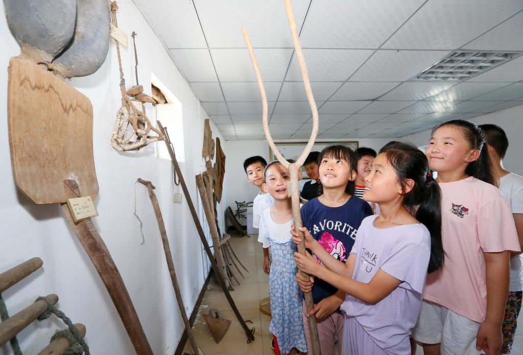 村史館里感受家鄉發(fā)展變遷