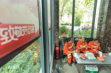 重慶：&ldquo;勞動(dòng)者港灣&rdquo;讓?xiě)敉鈩趧?dòng)者享清涼