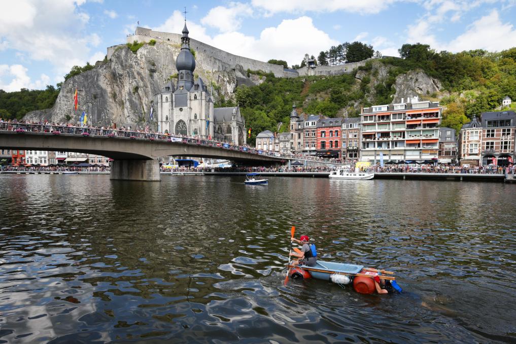 比利時(shí)迪南舉辦&ldquo;浴缸劃船節&rdquo;