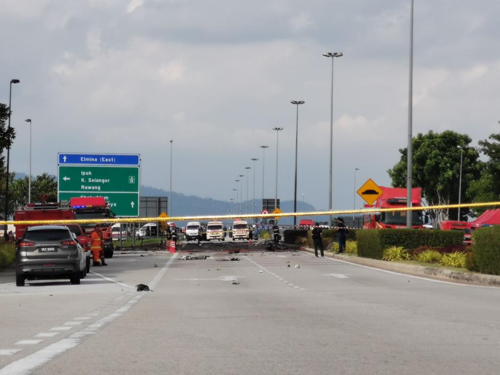 馬來(lái)西亞一架小型飛機墜毀致10人死亡