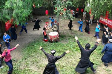 新華全媒＋丨&ldquo;活化&rdquo;非遺擺手舞 促進(jìn)鄉村振興