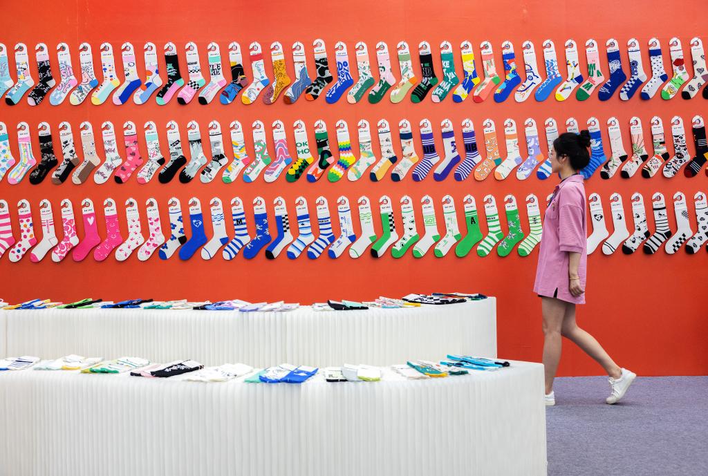 浙江諸暨：襪業(yè)博覽會(huì )客商云集