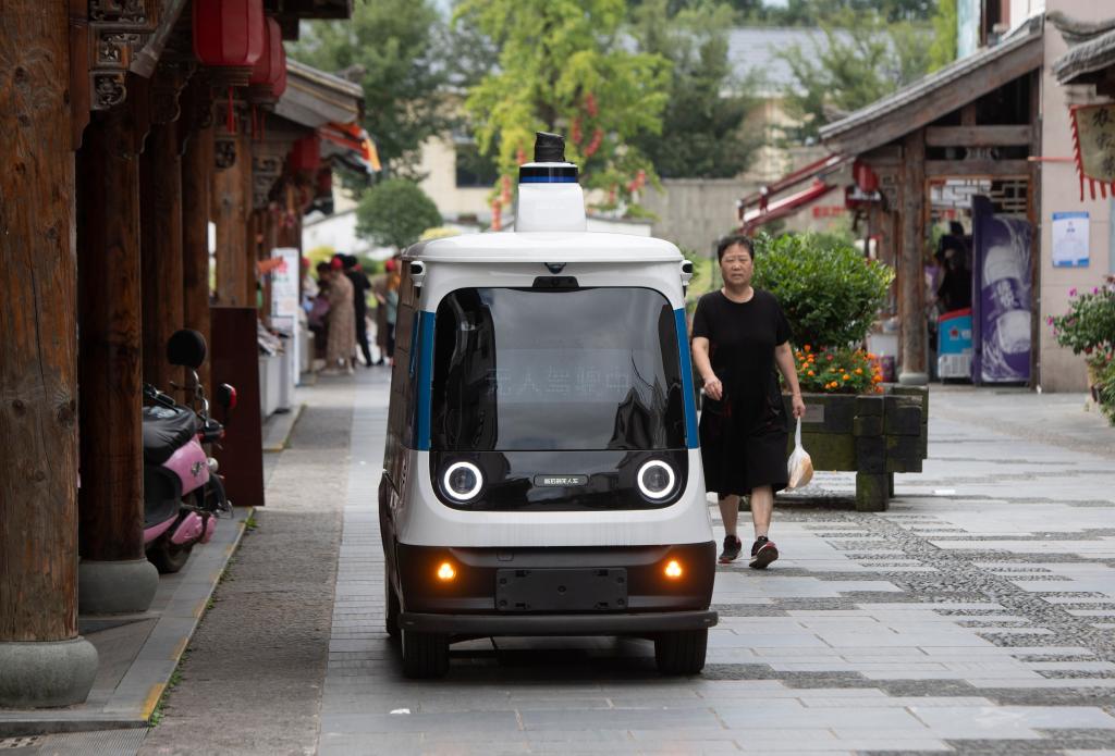 浙江磐安：山村無(wú)人快遞車(chē)&ldquo;上崗&rdquo;