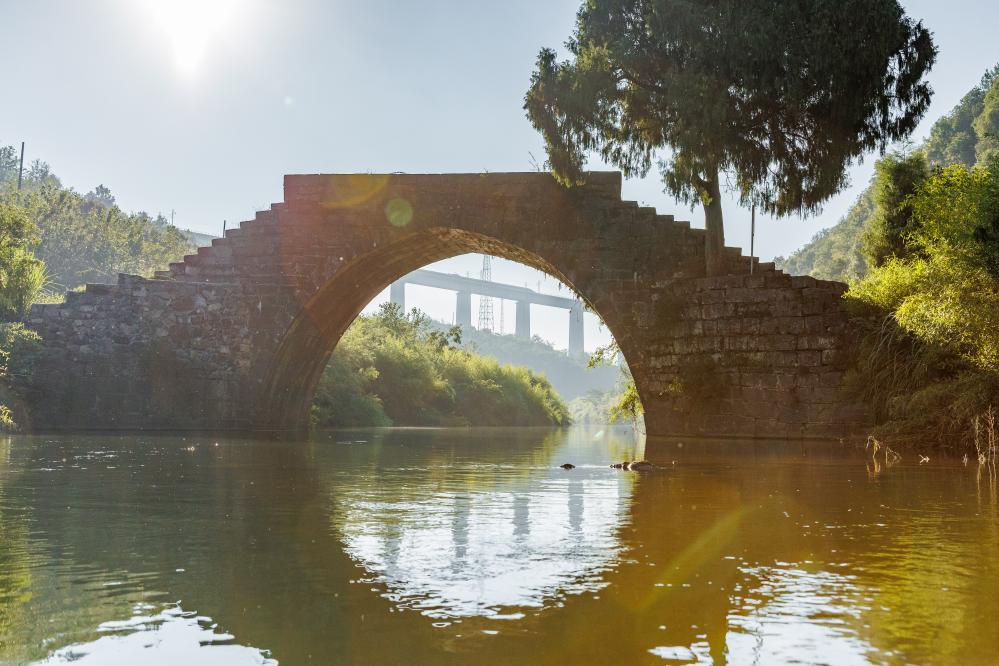 新華全媒+丨貴南高鐵全線(xiàn)貫通運營(yíng)