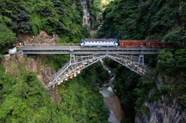 百年中越米軌鐵路人字橋迎來(lái)系統“體檢”