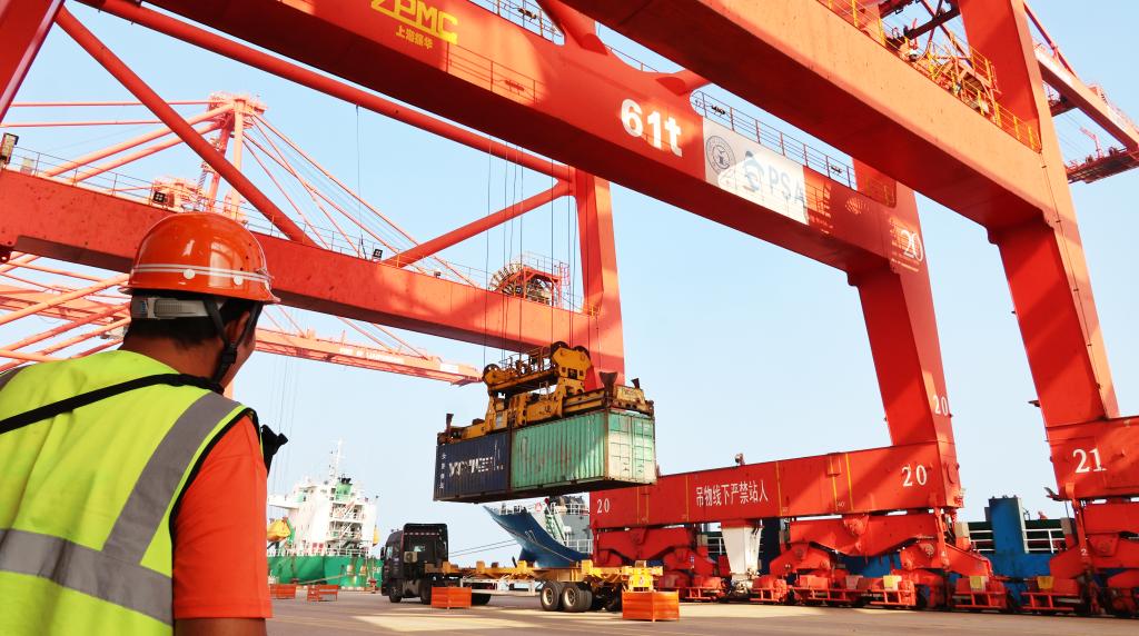 前8個(gè)月我國貨物貿易進(jìn)出口同比基本持平