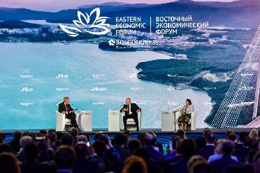 普京在東方經(jīng)濟論壇全體會(huì )議上講話(huà)