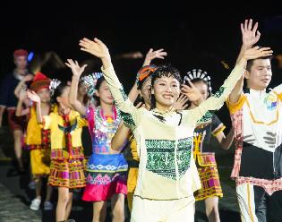 海南五指山：大山里的時(shí)裝&ldquo;村秀&rdquo;