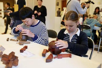 中國使館開(kāi)放日向比利時(shí)民眾展示中國文化遺產(chǎn)