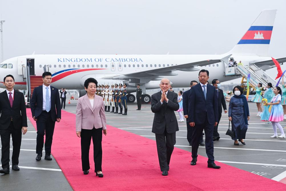 杭州亞運會(huì )丨柬埔寨國王西哈莫尼抵達杭州