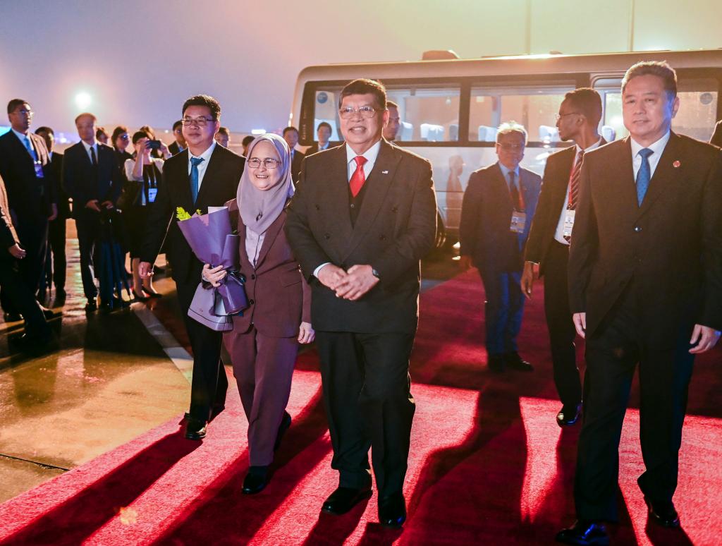 馬來(lái)西亞國會(huì )下議院議長(cháng)佐哈里抵達杭州