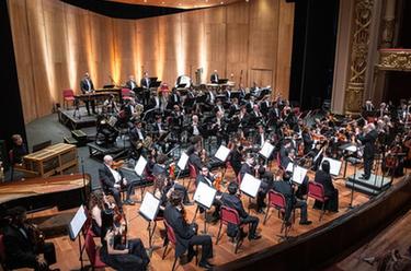 共奏《梁?！? /></a></p>
<p class=