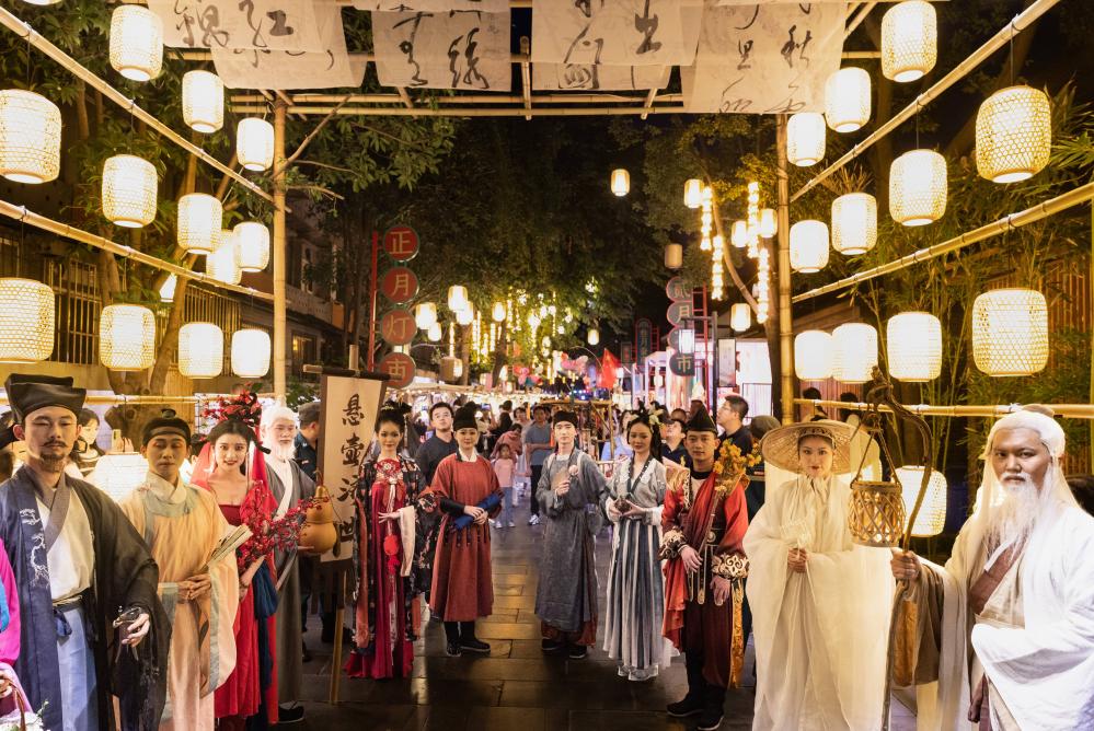 新&ldquo;十二月市&rdquo;主題街區亮相成都寬窄巷子