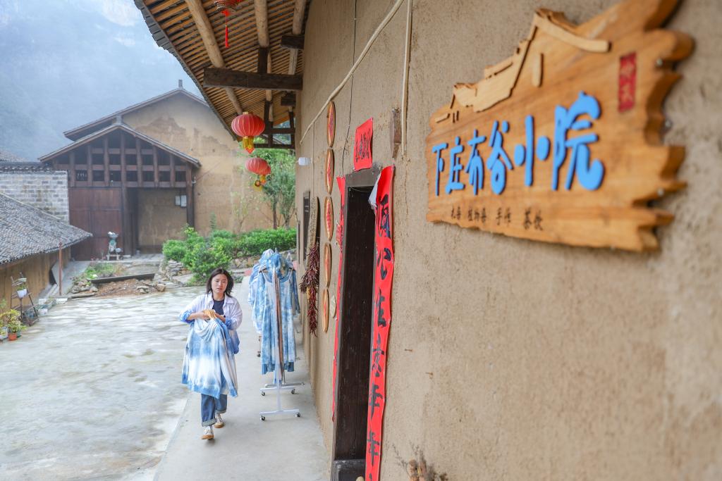 高質(zhì)量發(fā)展調研行丨返鄉&ldquo;新農人&rdquo;袁孝鑫：創(chuàng  )辦扎染工坊 傳承非遺文化