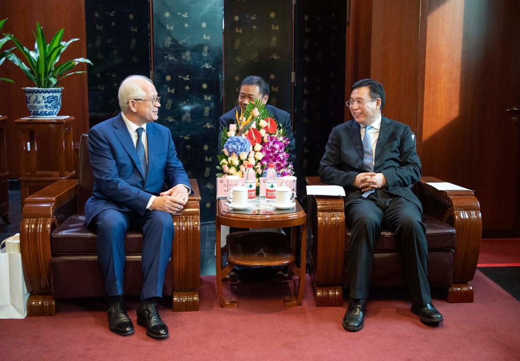 傅華會(huì )見(jiàn)《俄羅斯報》社長(cháng)涅戈伊察