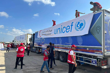 埃及援助人員在拉法口岸附近準備救援卡車(chē)