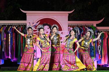 海南五指山：民族時(shí)裝&ldquo;村秀&rdquo;迎重陽(yáng)