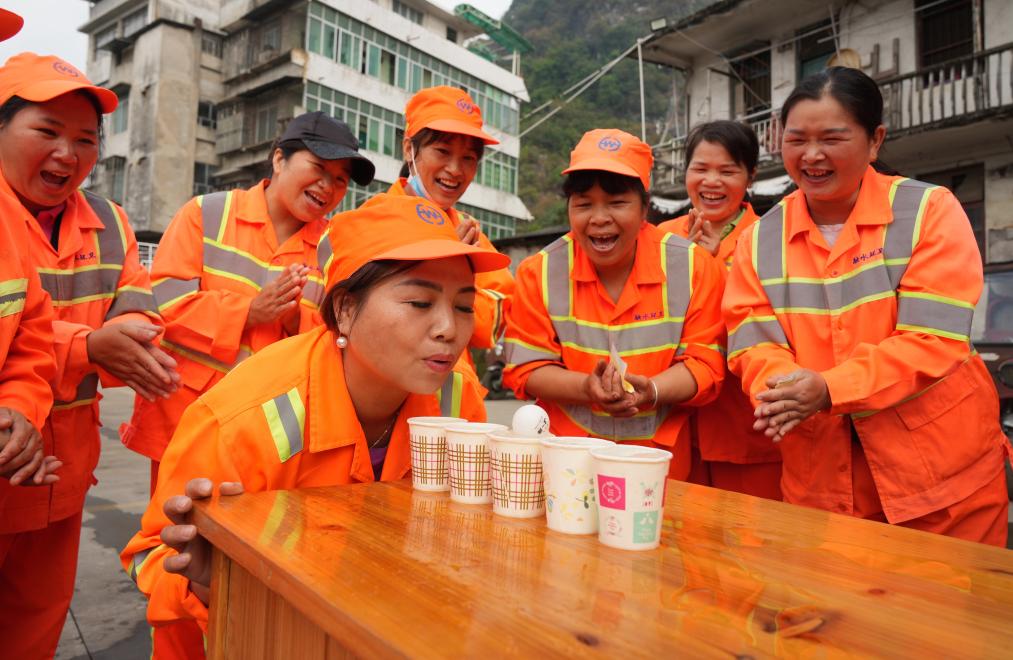 參加趣味運動(dòng) 歡慶環(huán)衛工人節