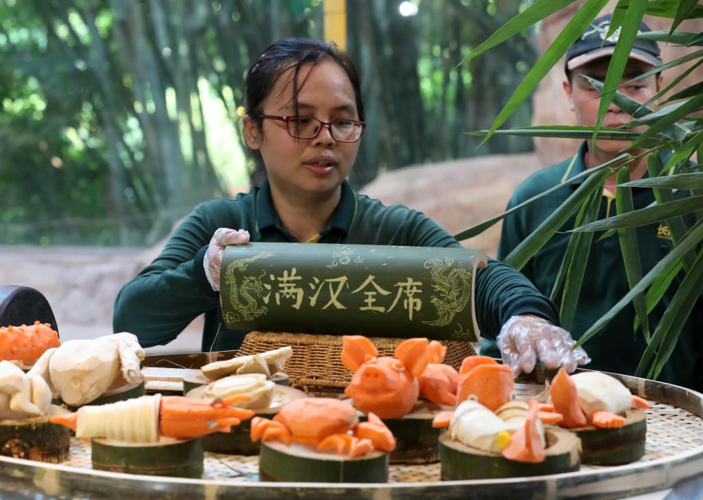 大熊貓享用&ldquo;滿(mǎn)漢全席&rdquo;