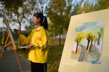 小學(xué)生畫(huà)筆留&ldquo;秋美&rdquo;