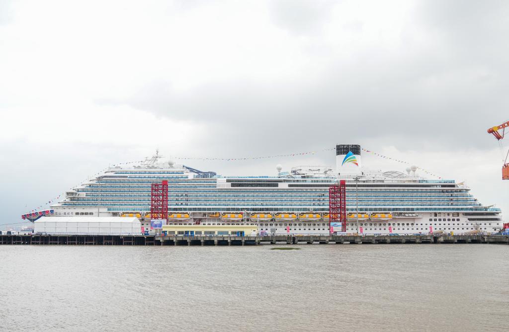 新華全媒+丨國產(chǎn)首艘大型郵輪命名交付 我國造船業(yè)集齊&ldquo;三顆明珠&rdquo;