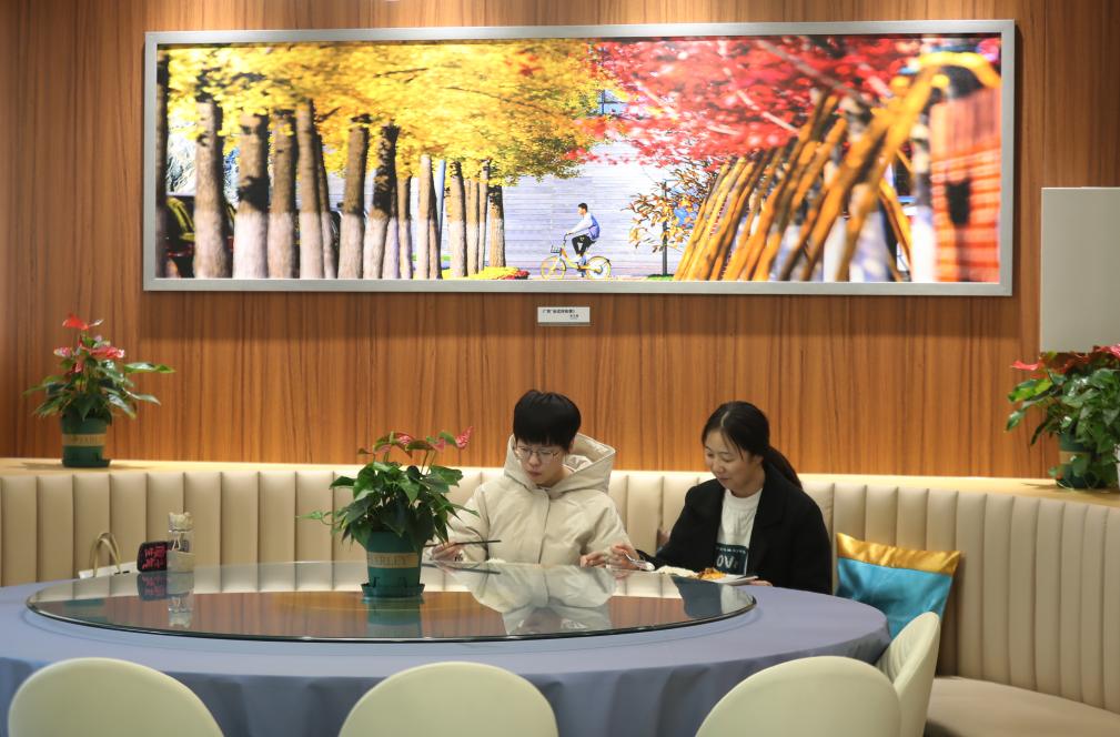 校園煙火氣 暖撫學(xué)生心&mdash;&mdash;大學(xué)食堂變身多樣空間