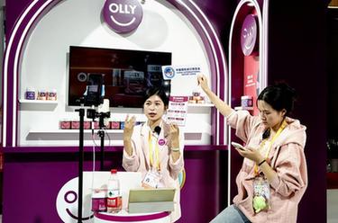 &ldquo;進(jìn)博好物&rdquo;直播銷(xiāo)售忙