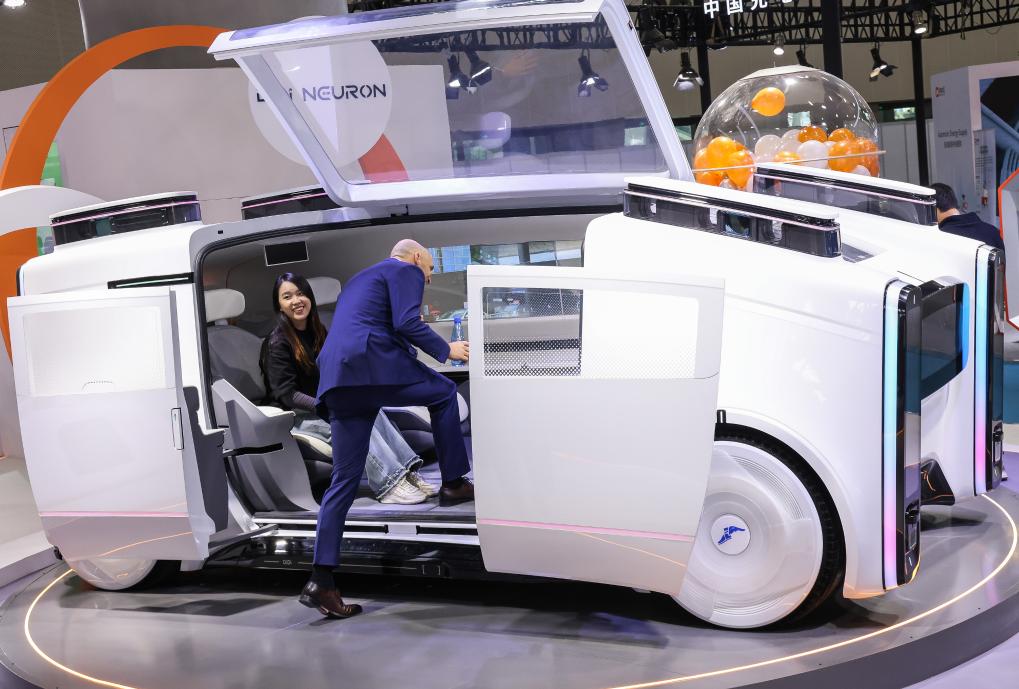 新華全媒+丨廣州車(chē)展觀(guān)察：自動(dòng)駕駛引領(lǐng)未來(lái)出行新趨勢